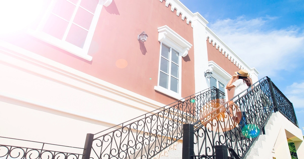 If the exterior of the house is beautiful and clean, then the house looks beautiful.
